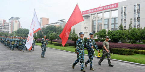 2018级新生军训徒步拉练 师旗飘扬，青春向党