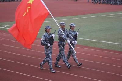 浙江工业大学军训师丨最后一次“带回” 队列旁没了你，师旗仍在